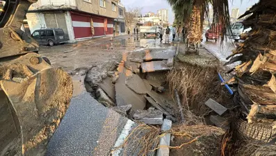 Adana'da su borusu patladı. Caddede çukur oluştu, yollar göle döndü