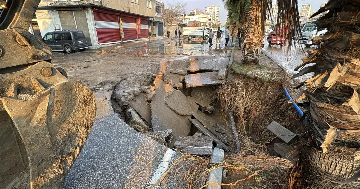 Adana'da su borusu patladı. Caddede çukur oluştu, yollar göle döndü