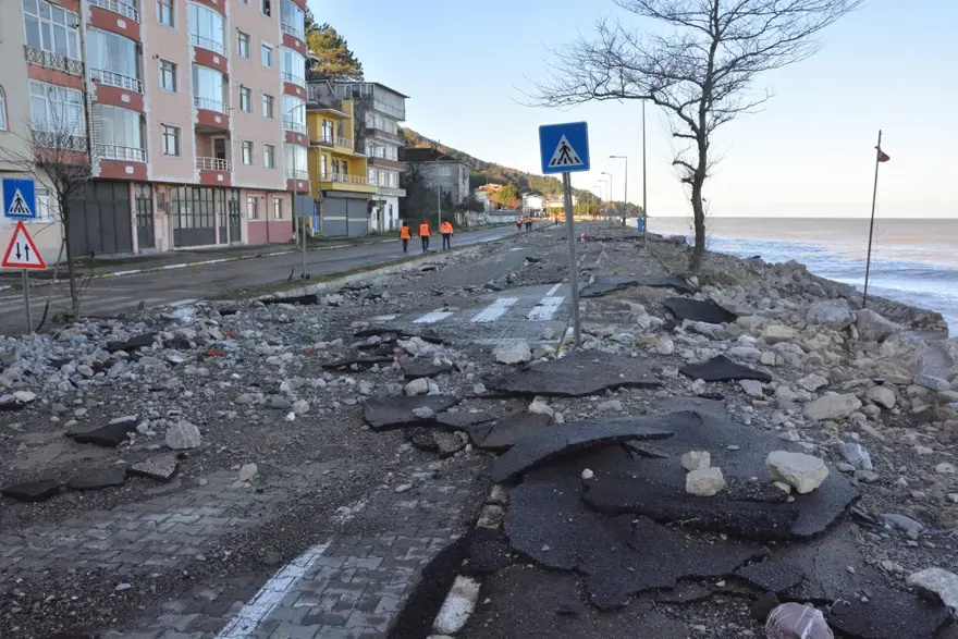 Karadeniz'i fırtına vurdu. Rüzgarın hızı 103 kilometreye ulaştı, Samsun'da üç tekne battı 2
