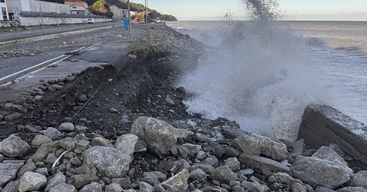 Karadeniz'i fırtına vurdu. Rüzgarın hızı 103 kilometreye ulaştı, Samsun'da üç tekne battı