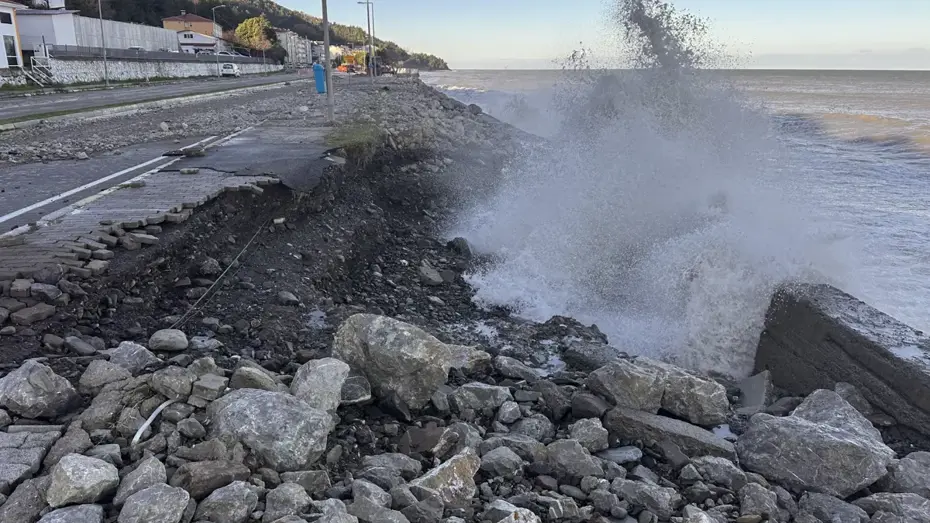 Karadeniz’i fırtına vurdu. Rüzgarın hızı 103 kilometreye ulaştı, Samsun’da üç tekne battı