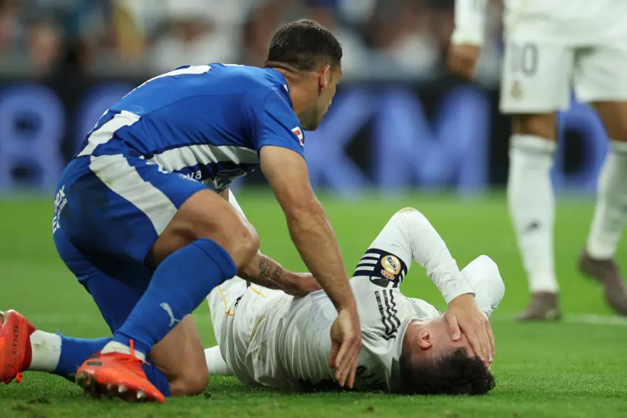 Takımda kaos çıktı, futbolculardan biri hastaneye kaldırıldı. "14 gün dinlenmesi gerekecek" 3