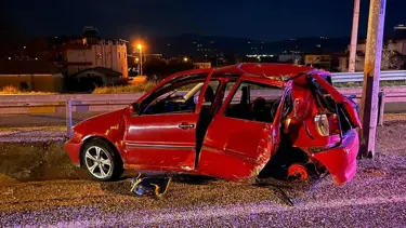 Otomobil elektrik direğine çarptı, baba ile oğlu yaşamını yitirdi