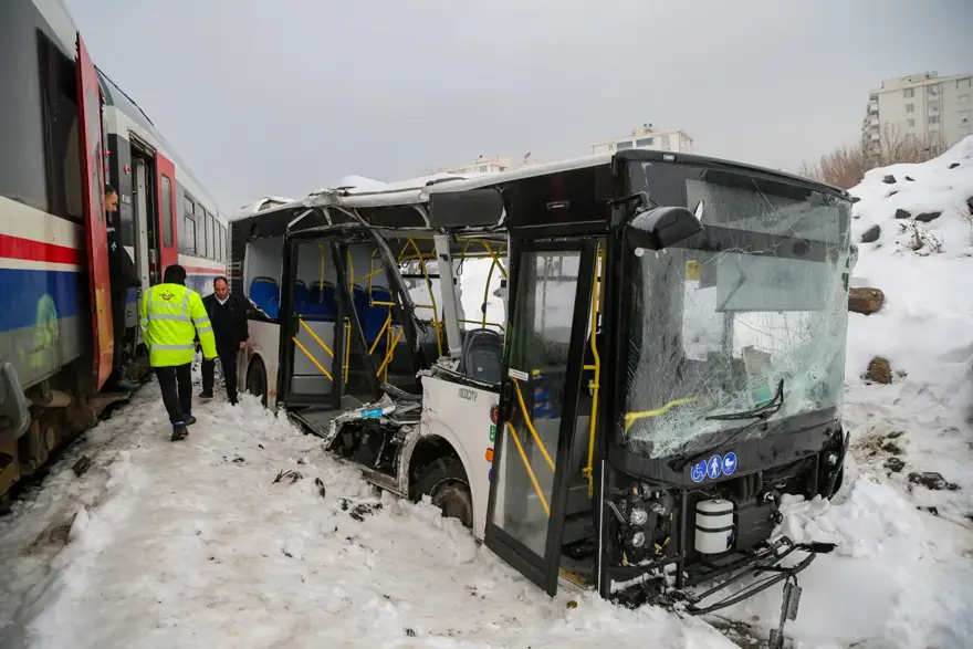 Diyarbakır'da belediye otobüsü yolcu treni ile çarpıştı 