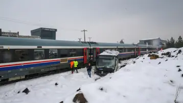 Diyarbakır'da belediye otobüsü yolcu treni ile çarpıştı