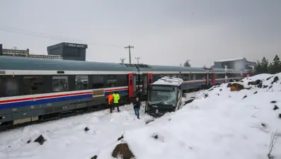 Diyarbakır'da belediye otobüsü yolcu treni ile çarpıştı