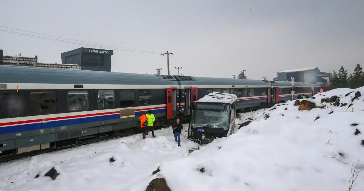 Diyarbakır'da belediye otobüsü yolcu treni ile çarpıştı