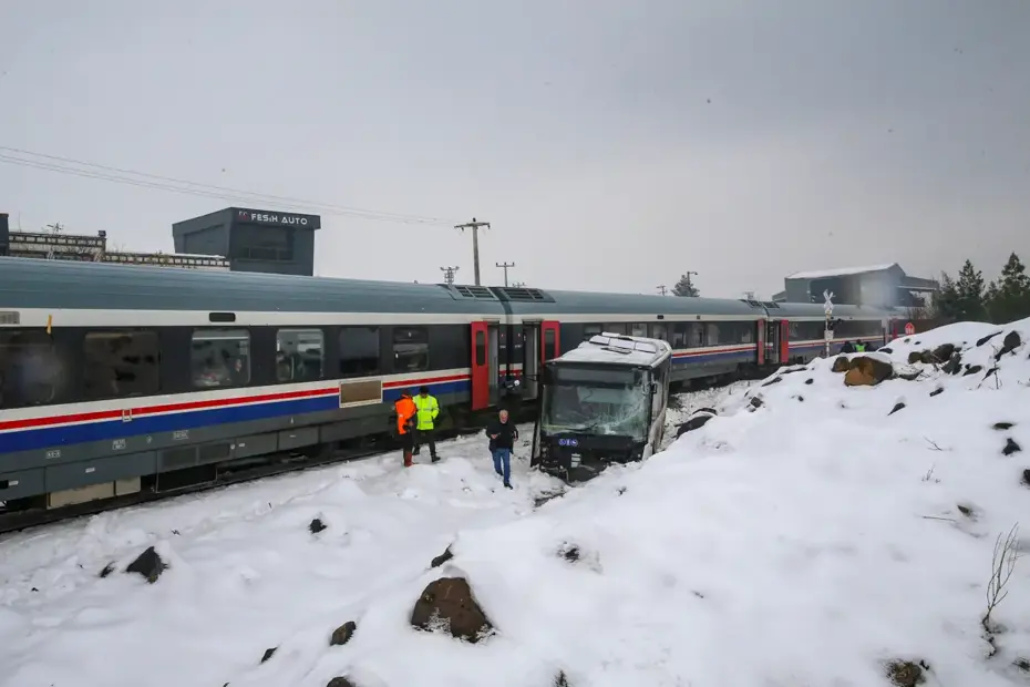 Diyarbakır'da belediye otobüsü yolcu treni ile çarpıştı