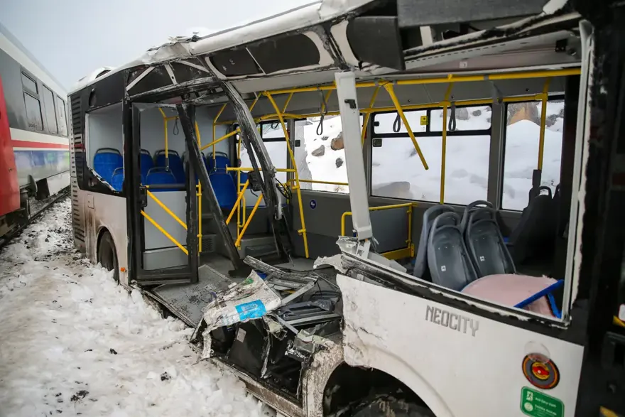 Diyarbakır'da belediye otobüsü yolcu treni ile çarpıştı 2