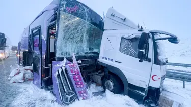 Kars'ta yolcu otobüsü kaza yaptı. Yaralılar var