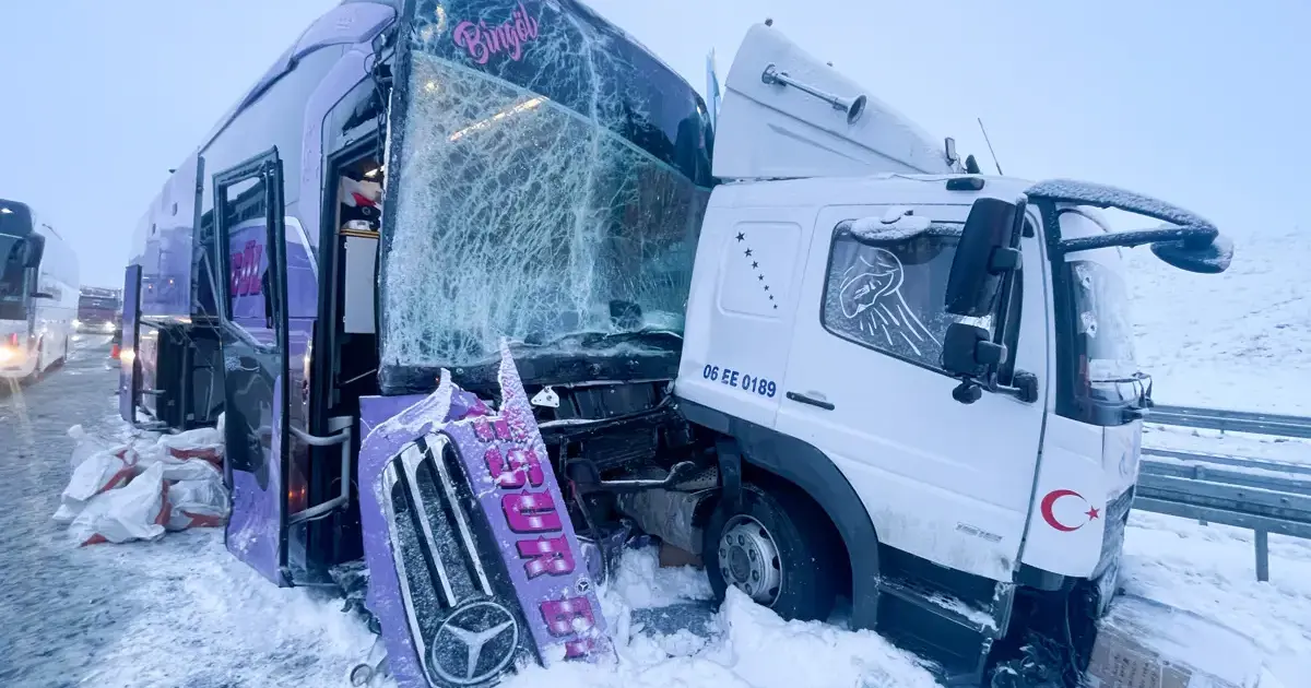 Kars'ta yolcu otobüsü kaza yaptı. Yaralılar var