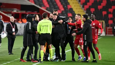 Çılgına dönen Burak Yılmaz, hakemin üzerine yürüdü