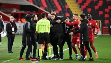 Çılgına dönen Burak Yılmaz, hakemin üzerine yürüdü