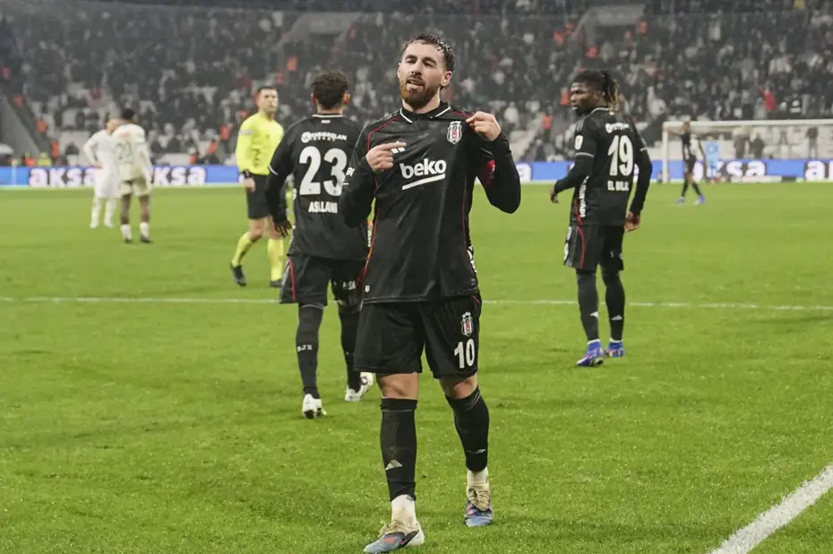 Orkun Kökçü gollerine devam ediyor