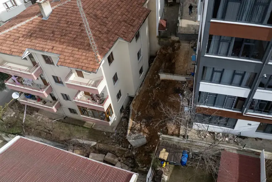 Ankara'da istinat duvarı çöktü, beş apartman tahliye edildi 