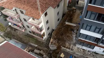 Ankara'da istinat duvarı çöktü, beş apartman tahliye edildi