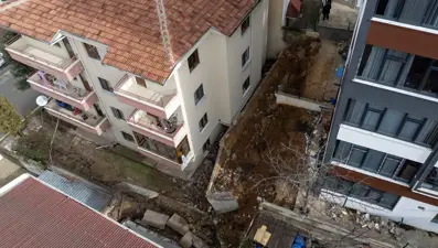 Ankara'da istinat duvarı çöktü, beş apartman tahliye edildi