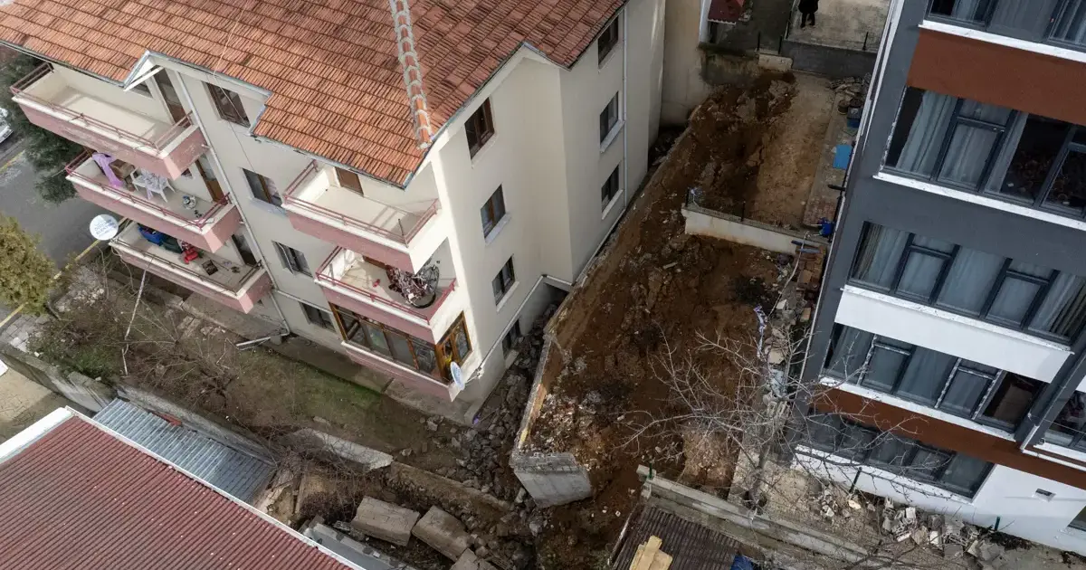 Ankara'da istinat duvarı çöktü, beş apartman tahliye edildi