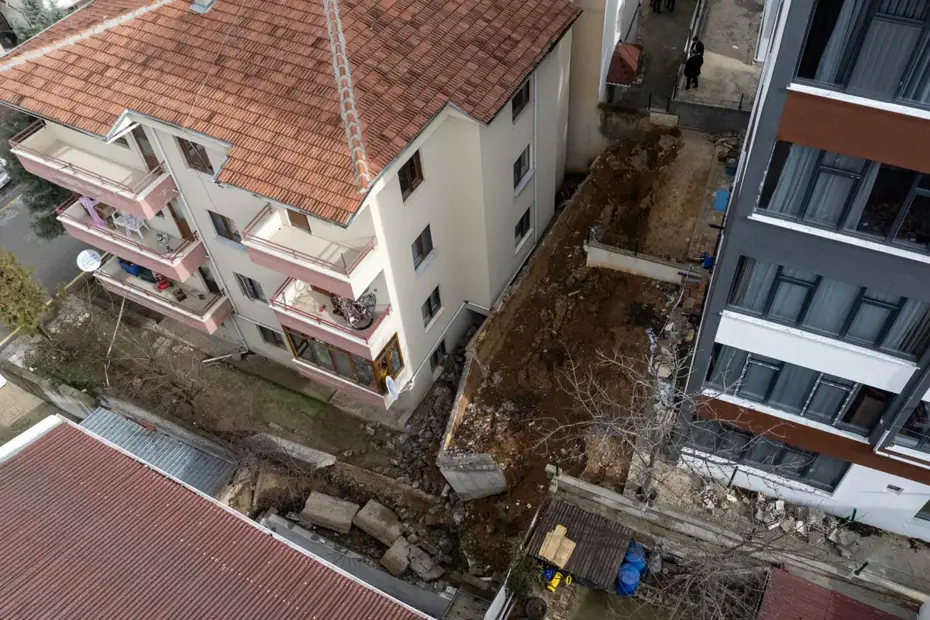 Ankara'da istinat duvarı çöktü, beş apartman tahliye edildi