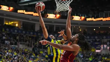 Derbide Fenerbahçe, Galatasaray'ı 2 farkla geçti