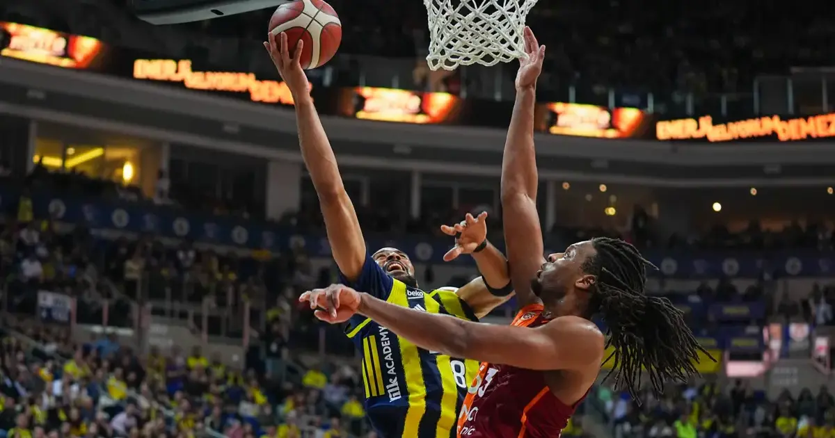 Derbide Fenerbahçe, Galatasaray'ı 2 farkla geçti