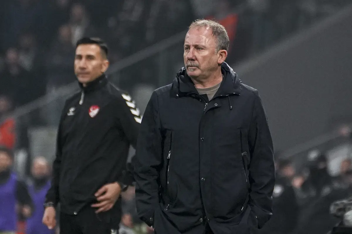 Sergen Yalçın'dan hakeme ve futbolculara tepki, "Yerden kalkmadı"