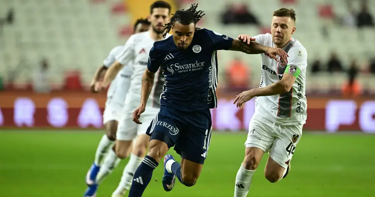 Gaziantep FK'da üç futbolcu Fenerbahçe maçında cezalı duruma düştü