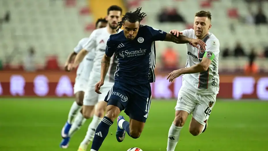 Gaziantep FK'da üç futbolcu Fenerbahçe maçında cezalı duruma düştü