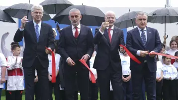 Arsene Wenger Türkiye'ye geldi topun başına geçti. FIFA Arena projesinin Türkiye etabının resmi açılışı yapıldı,