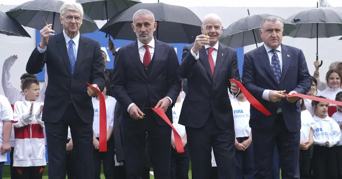 Arsene Wenger Türkiye'ye geldi topun başına geçti. FIFA Arena projesinin Türkiye etabının resmi açılışı yapıldı,
