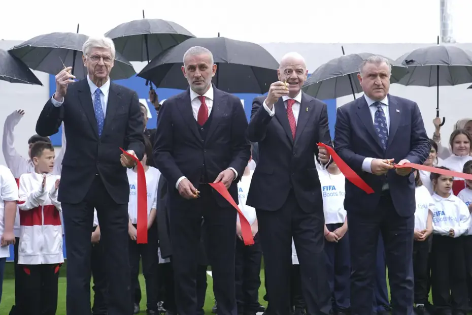Arsene Wenger Türkiye'ye geldi topun başına geçti. FIFA Arena projesinin Türkiye etabının resmi açılışı yapıldı,