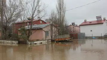 Baraj kapakları açılınca Kızılırmak taştı, köyü su bastı