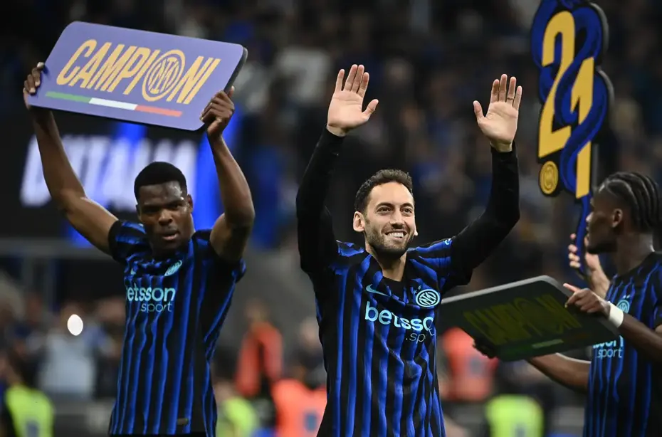 Hakan Çalhanoğlu'ndan şampiyonluk dansı. Koleksiyonuna bir kupa daha ekledi