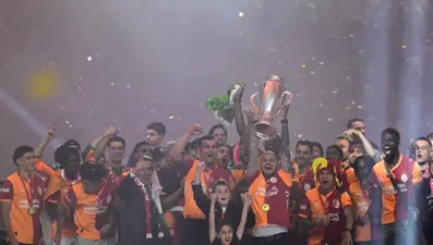 Galatasaray şampiyonluğu kutladı, kupasına kavuştu