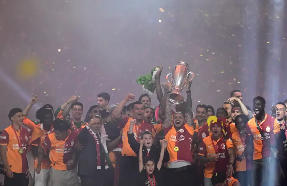 Galatasaray şampiyonluğu kutladı, kupasına kavuştu