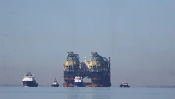 Dev vinç gemisi Çanakkale Boğazı'ndan geçti