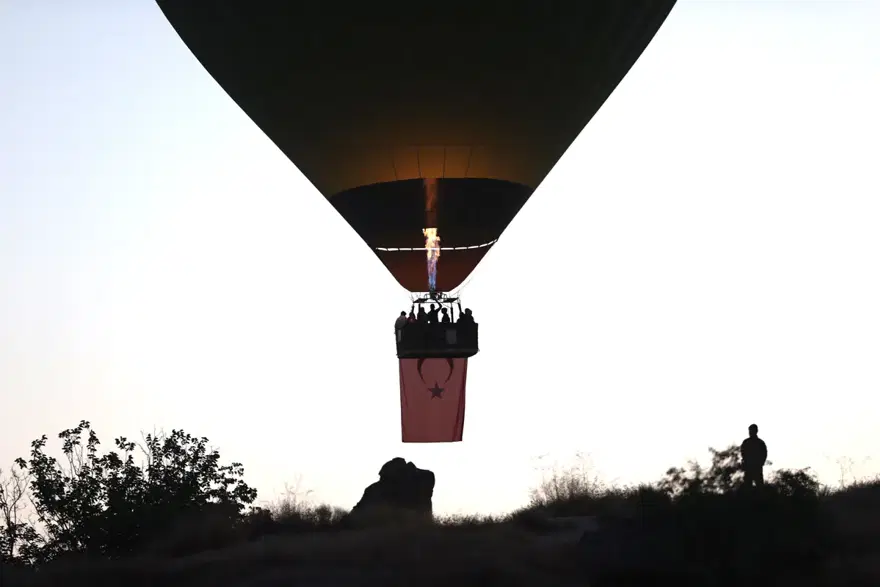 Kapadokya'da sıcak hava balonları, 15 Temmuz için Türk bayrakları ile havalandı 1 Kapadokya'da sıcak hava balonları, 15 Temmuz için Türk bayrakları ile havalandı 1