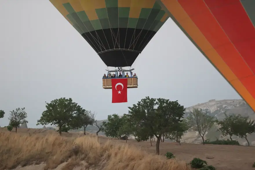 Kapadokya'da sıcak hava balonları, 15 Temmuz için Türk bayrakları ile havalandı 2 Kapadokya'da sıcak hava balonları, 15 Temmuz için Türk bayrakları ile havalandı 2