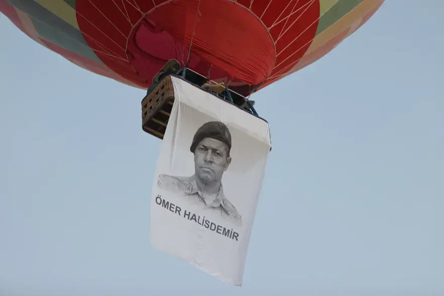 Kapadokya'da sıcak hava balonları, 15 Temmuz için Türk bayrakları ile havalandı 3 Kapadokya'da sıcak hava balonları, 15 Temmuz için Türk bayrakları ile havalandı 3
