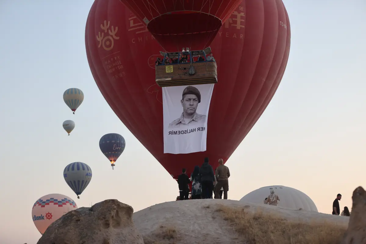Kapadokya'da sıcak hava balonları, 15 Temmuz için Türk bayrakları ile havalandı