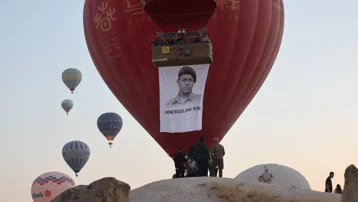 Kapadokya'da sıcak hava balonları, 15 Temmuz için Türk bayrakları ile havalandı