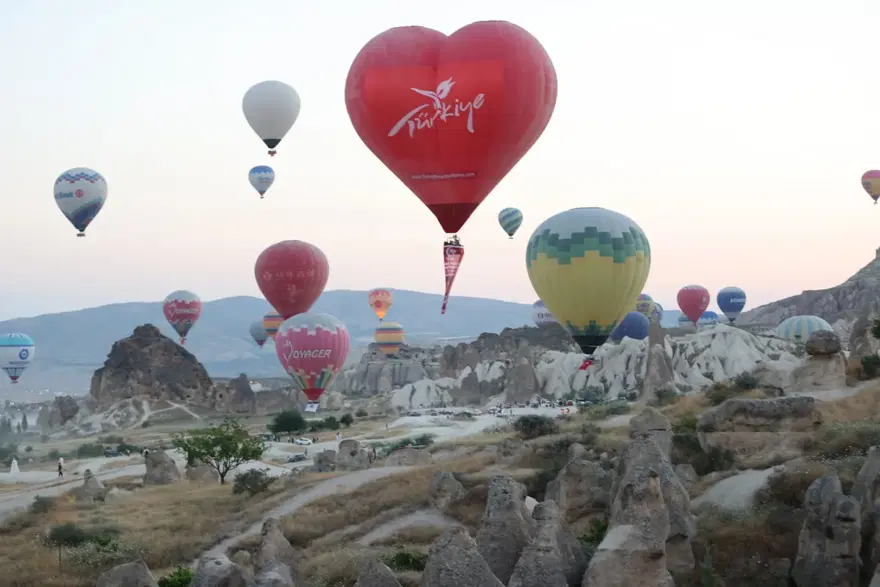 Kapadokya'da sıcak hava balonları, 15 Temmuz için Türk bayrakları ile havalandı 4 Kapadokya'da sıcak hava balonları, 15 Temmuz için Türk bayrakları ile havalandı 4