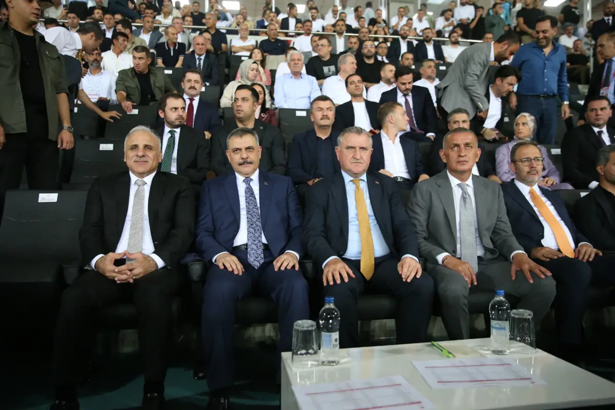 Bakanlar ve TFF Başkanı Süper Lig maçını tribünde takip etti