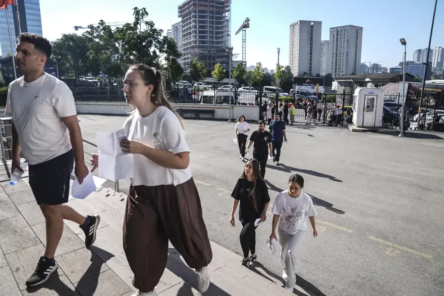 KPSS maratonu başladı. Son anda yetişen de oldu, içeri giremeyen de 2 KPSS maratonu başladı. Son anda yetişen de oldu, içeri giremeyen de 2