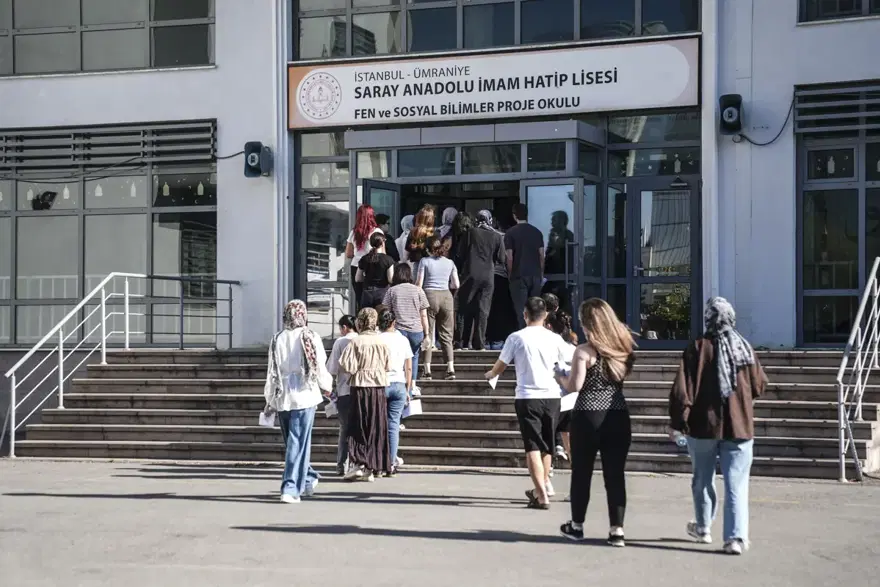 KPSS maratonu başladı. Son anda yetişen de oldu, içeri giremeyen de KPSS maratonu başladı. Son anda yetişen de oldu, içeri giremeyen de
