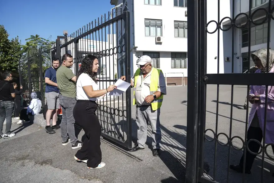 KPSS maratonu başladı. Son anda yetişen de oldu, içeri giremeyen de 3 KPSS maratonu başladı. Son anda yetişen de oldu, içeri giremeyen de 3