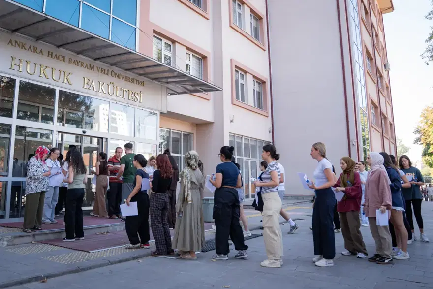 KPSS maratonu başladı. Son anda yetişen de oldu, içeri giremeyen de 6 KPSS maratonu başladı. Son anda yetişen de oldu, içeri giremeyen de 6