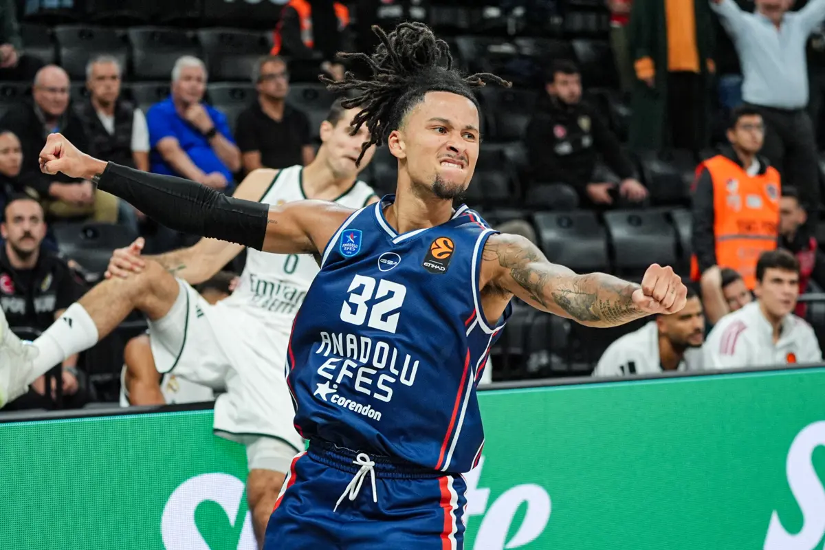 Anadolu Efes ve Fenerbahçe Tarfin çift maç haftasına kayıpsız başladı