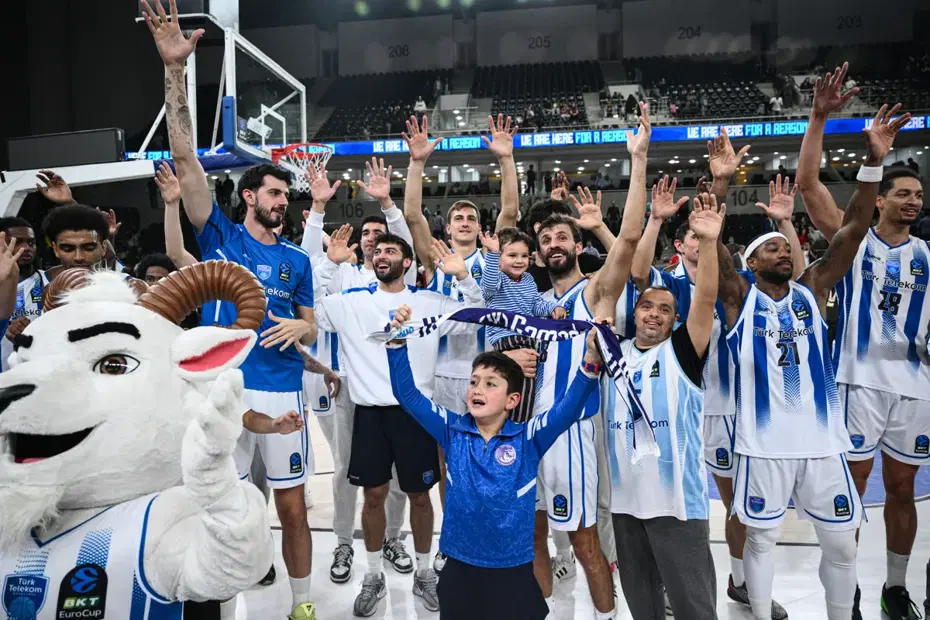 Türk Telekom, Roma'yı son çeyrekte yaktı. Galatasaray kötü başladı. Yukatel Denizli'den tarihi sonuç