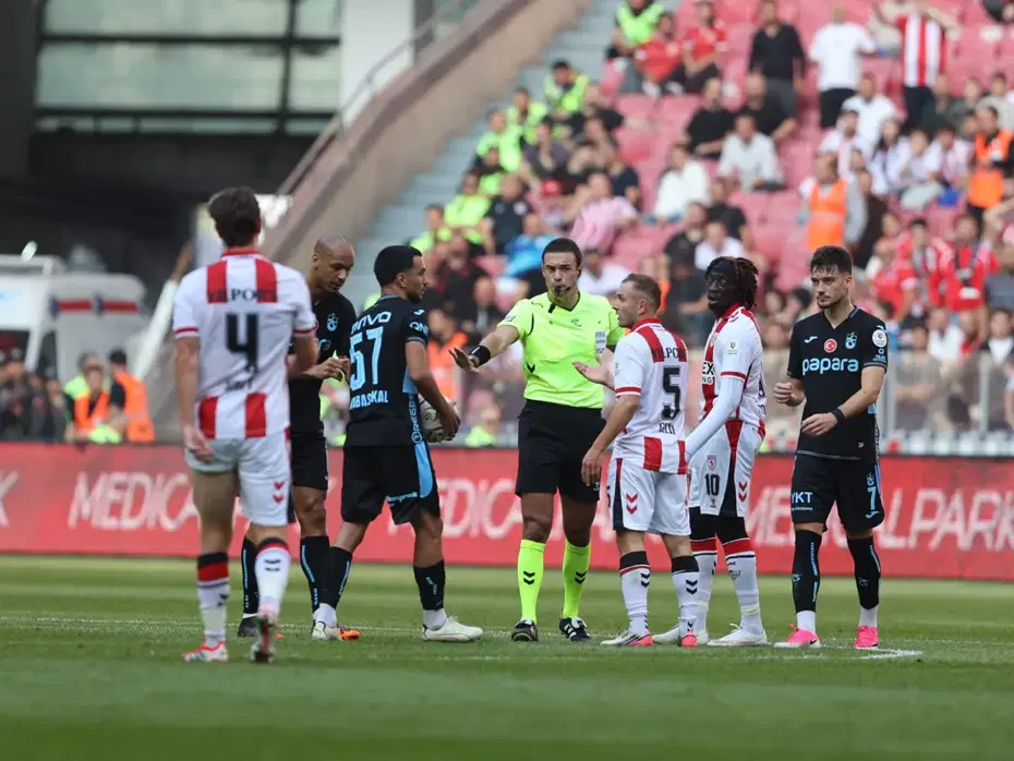Kırmızı kart gören Melih Kabasakal'a çok sert eleştiri. 